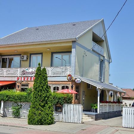 Clock Cafe Pizzeria Es Panzio Hotel Hajduszoboszlo Ngoại thất bức ảnh