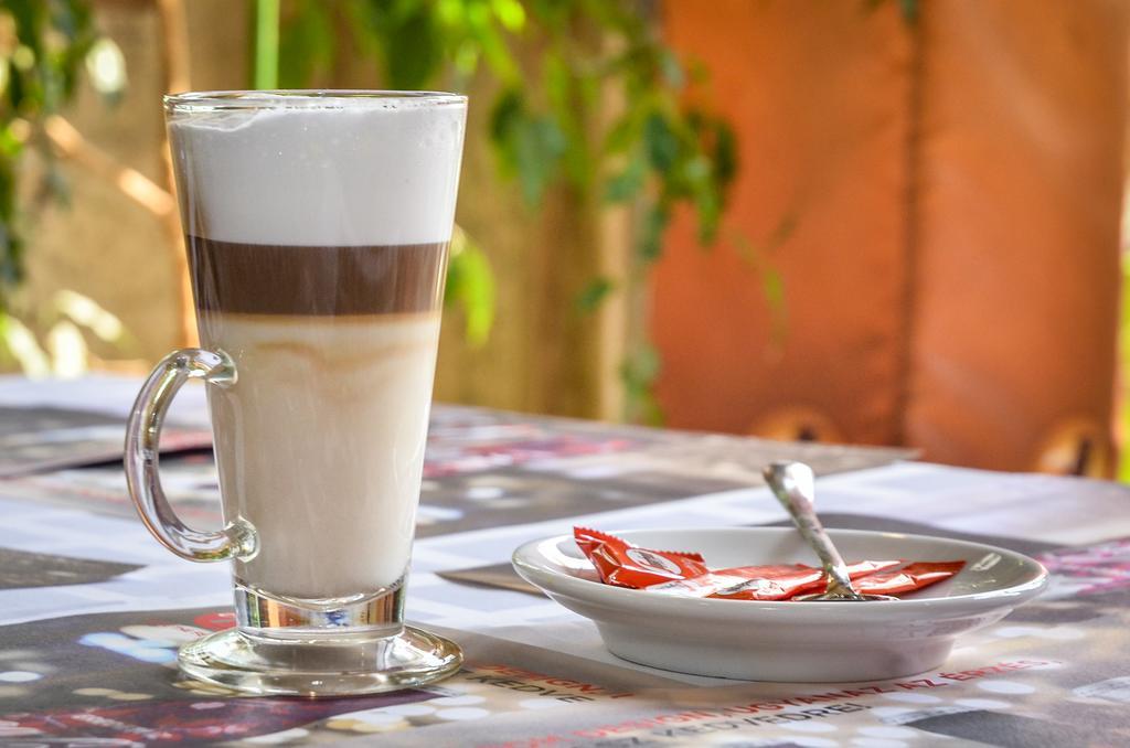 Clock Cafe Pizzeria Es Panzio Hotel Hajduszoboszlo Ngoại thất bức ảnh
