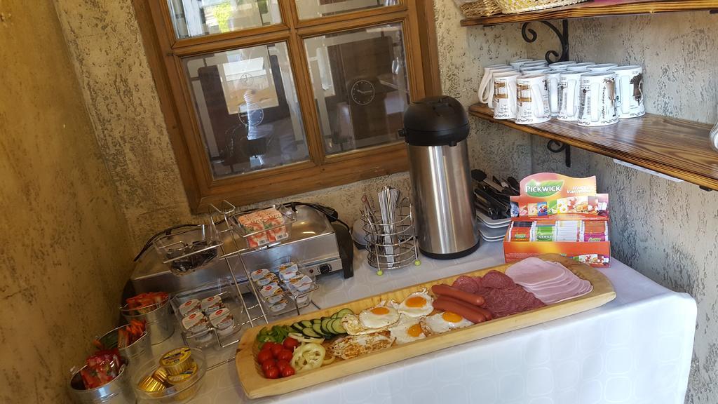Clock Cafe Pizzeria Es Panzio Hotel Hajduszoboszlo Ngoại thất bức ảnh