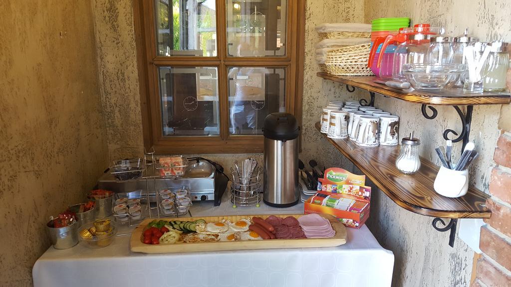 Clock Cafe Pizzeria Es Panzio Hotel Hajduszoboszlo Ngoại thất bức ảnh