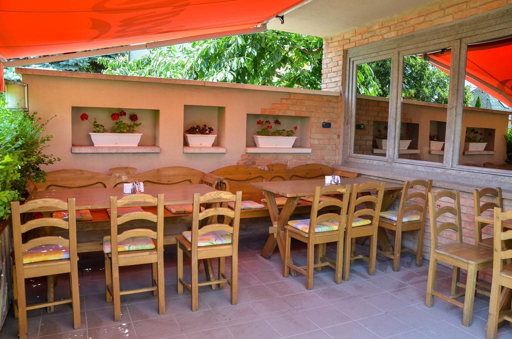Clock Cafe Pizzeria Es Panzio Hotel Hajduszoboszlo Ngoại thất bức ảnh