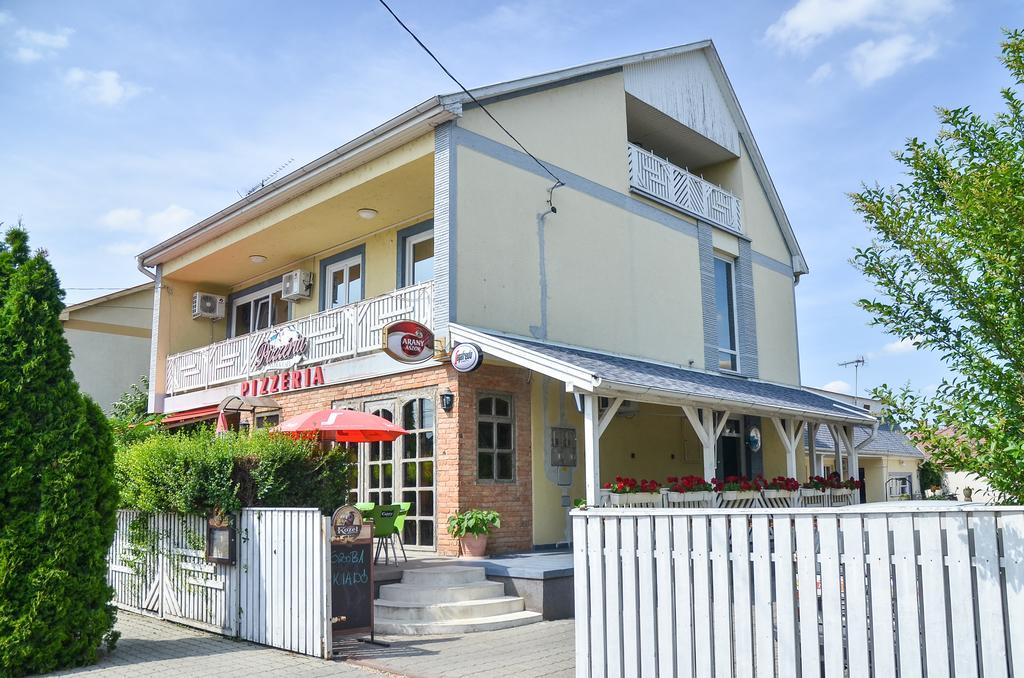 Clock Cafe Pizzeria Es Panzio Hotel Hajduszoboszlo Ngoại thất bức ảnh