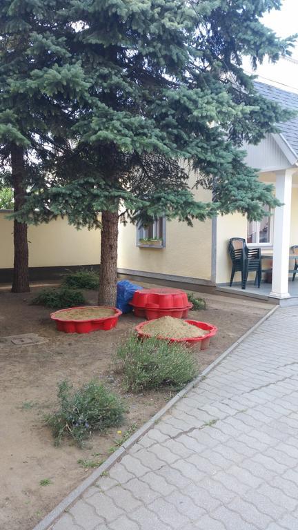 Clock Cafe Pizzeria Es Panzio Hotel Hajduszoboszlo Ngoại thất bức ảnh