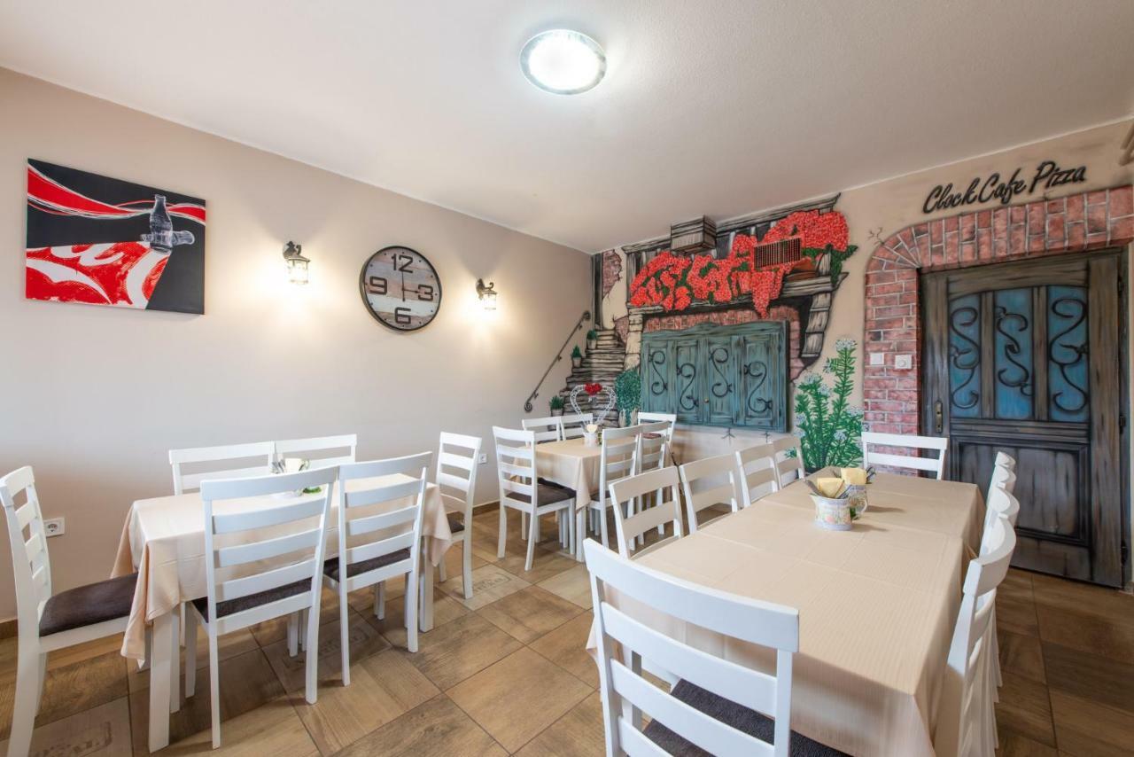 Clock Cafe Pizzeria Es Panzio Hotel Hajduszoboszlo Ngoại thất bức ảnh