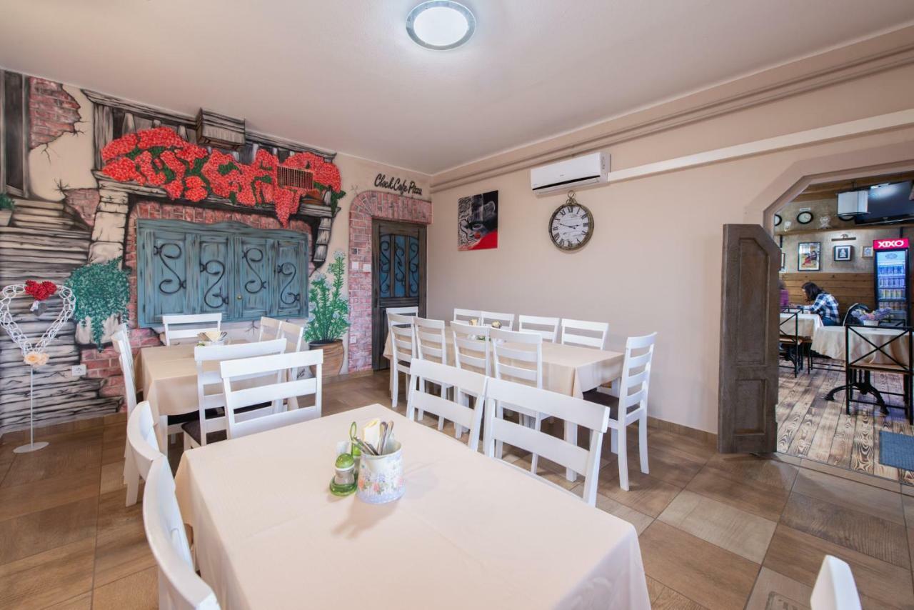Clock Cafe Pizzeria Es Panzio Hotel Hajduszoboszlo Ngoại thất bức ảnh