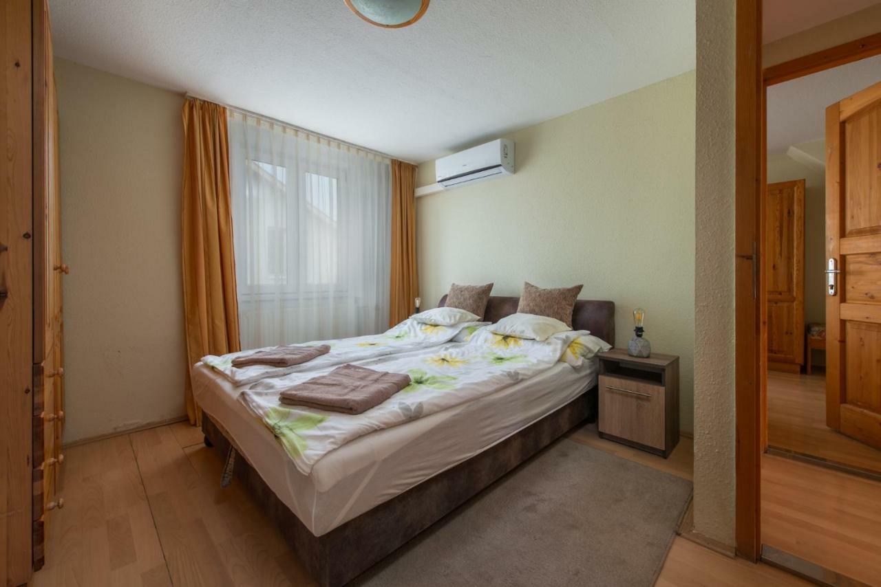 Clock Cafe Pizzeria Es Panzio Hotel Hajduszoboszlo Ngoại thất bức ảnh