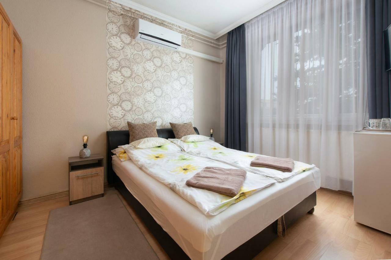 Clock Cafe Pizzeria Es Panzio Hotel Hajduszoboszlo Ngoại thất bức ảnh