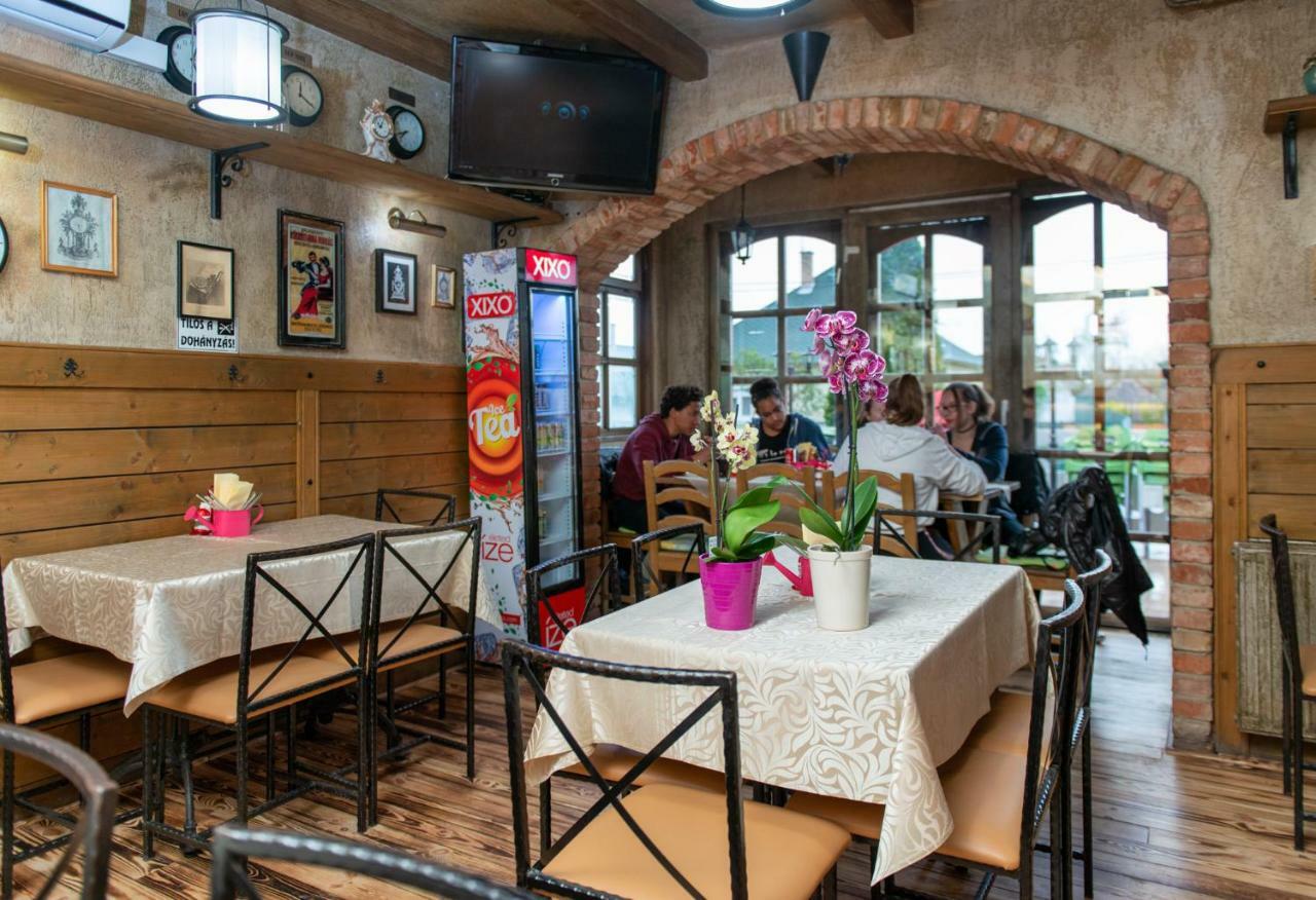 Clock Cafe Pizzeria Es Panzio Hotel Hajduszoboszlo Ngoại thất bức ảnh