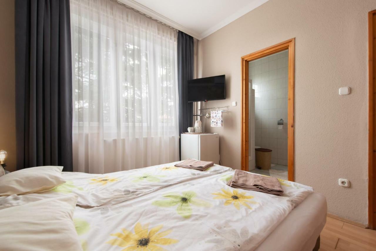 Clock Cafe Pizzeria Es Panzio Hotel Hajduszoboszlo Ngoại thất bức ảnh