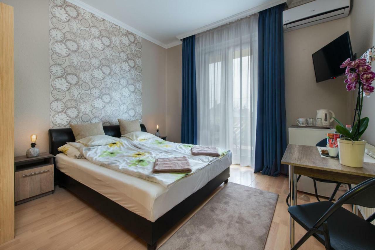 Clock Cafe Pizzeria Es Panzio Hotel Hajduszoboszlo Ngoại thất bức ảnh